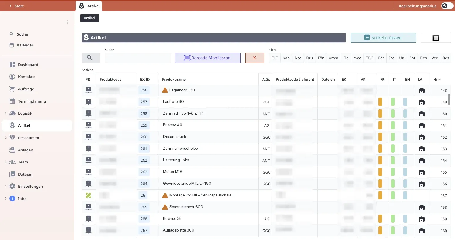 Artikelstamm in einer Kundenlösung: Suche, Filter, Barcode-Erfassung und Lagerort in einer Ansicht – anstelle mehrerer Tabellenblätter. Produktnamen sind für diesen Screenshot ersetzt, Preise und Codes unkenntlich gemacht.